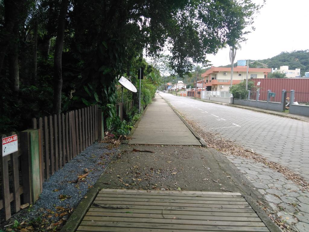 Chales No Centro De Bombinhas Exterior foto